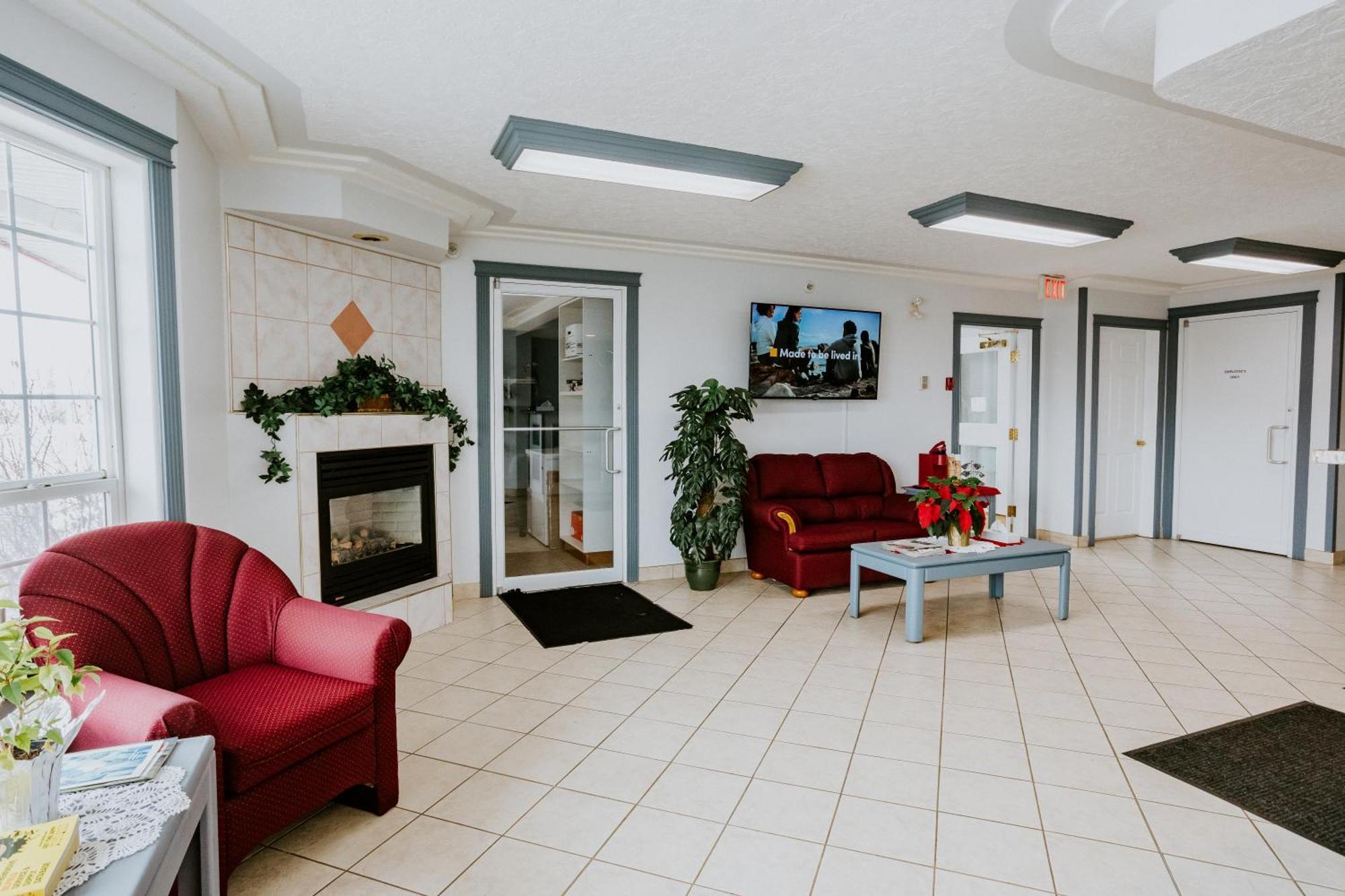 Western Budget Plus Mosaic Suites Penhold Exterior photo